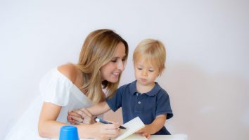 Cărțile de parenting, tot mai populare. Psiholog: Nu e indicat să iei aceste manuale mot-a-mot