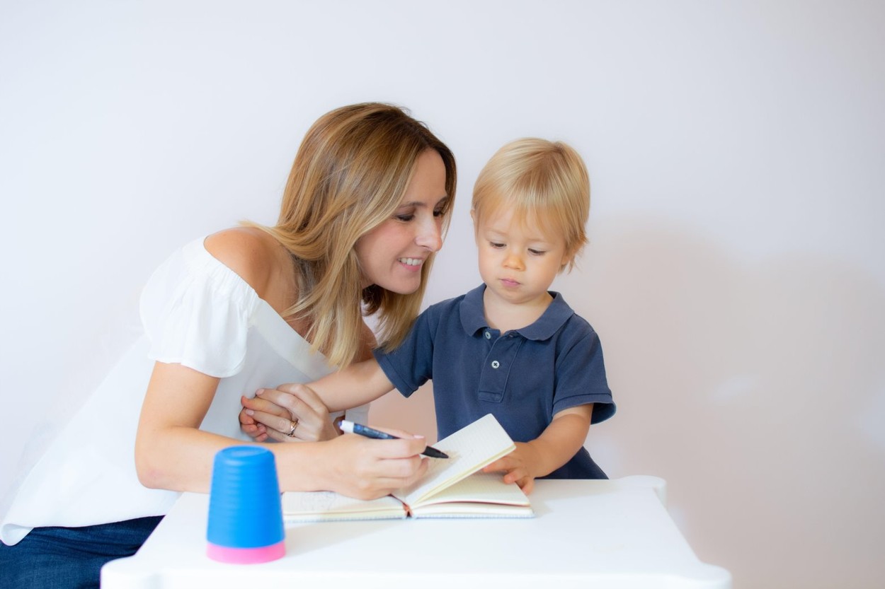 Cărțile de parenting, tot mai populare. Psiholog: Nu e indicat să iei aceste manuale mot-a-mot