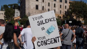 Coronascepticii din Roma și Zagreb au ieșit la atac. Neagă existența Covid-19, așa că protestează