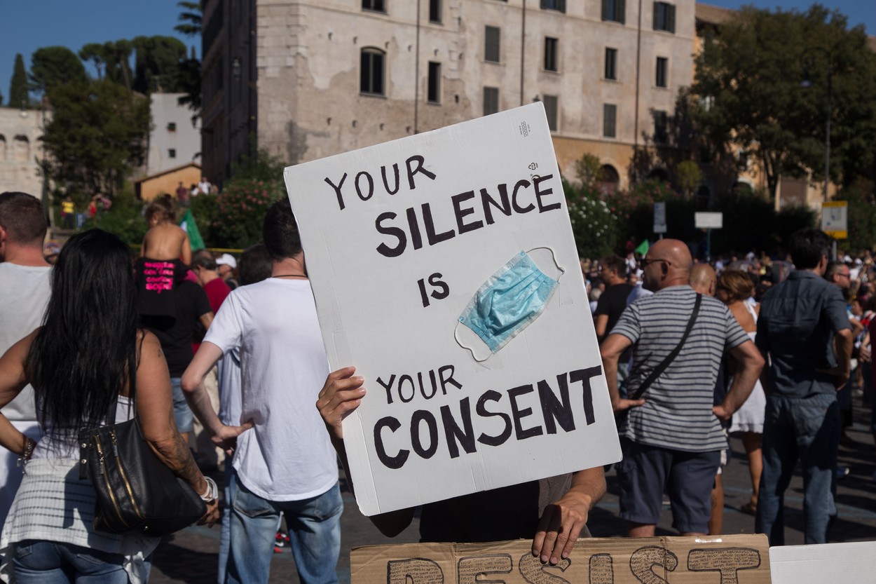 Coronascepticii din Roma și Zagreb au ieșit la atac. Neagă existența Covid-19, așa că protestează