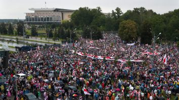 Se complică treaba în Belarus. 100 de mii de oameni au protestat ieri pe străzile din Minsk