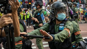 Proteste în Hong Kong după ce alegerile legislative au fost amânate: sute de manifestanți arestați