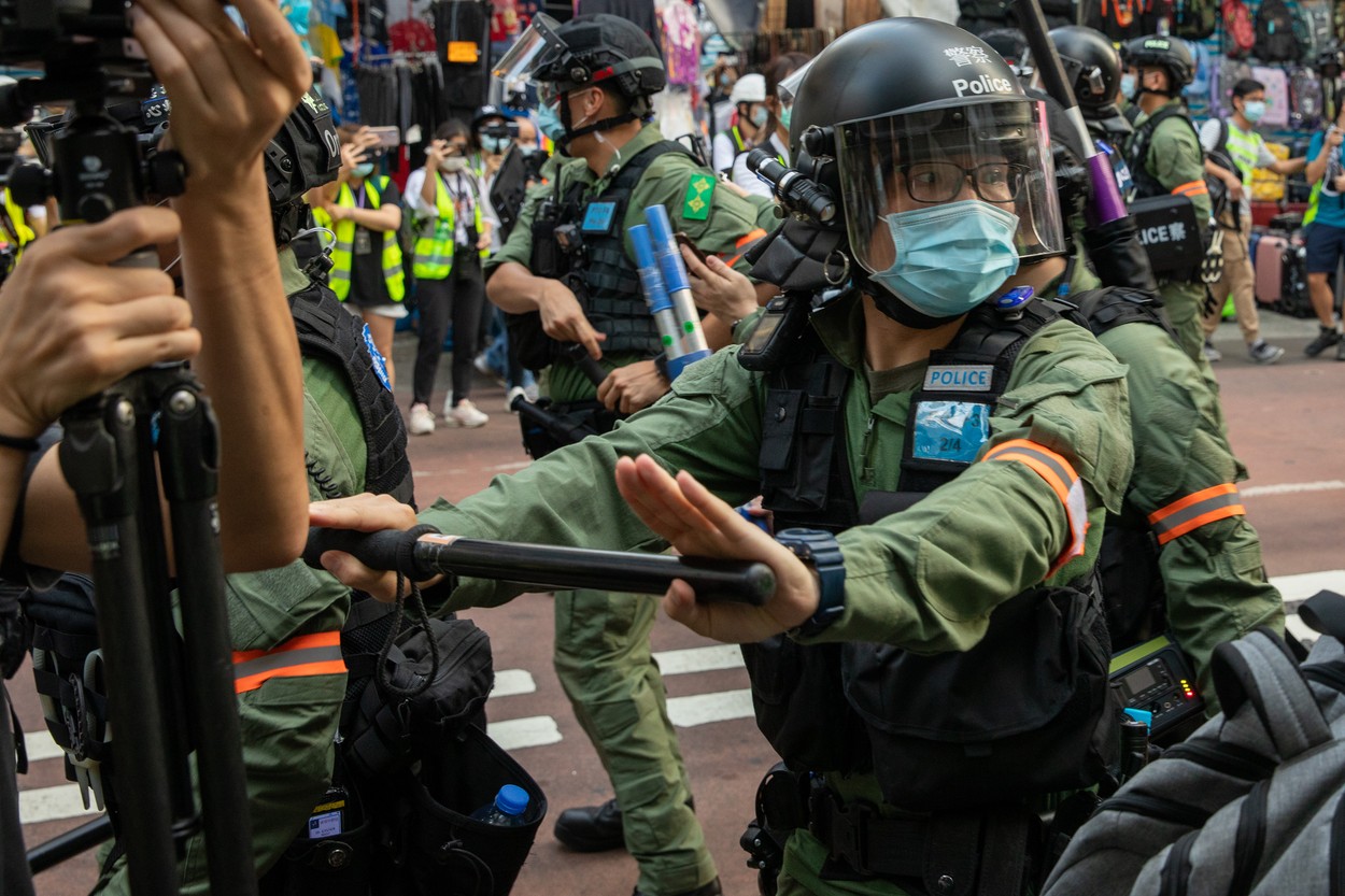 Proteste în Hong Kong după ce alegerile legislative au fost amânate: sute de manifestanți arestați