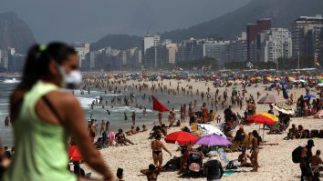 Brazilienii fac în ciudă virusului. Sătui să stea în casă, au umplut plajele