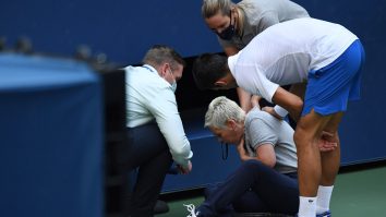 VIDEO Novak Djokovic a fost descalificat de la US Open, după ce a lovit un arbitru de linie cu mingea în cap