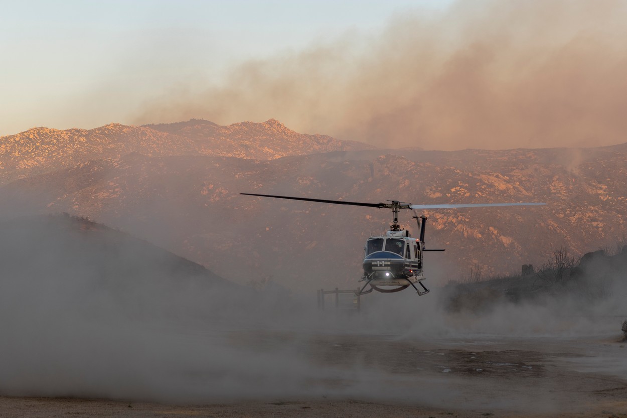 Salvați din incendiu cu elicopterul în California. Sute de turiști au fost evacuați