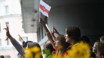 Lukashenko a interzis steagurile alb-roșii ale oamenilor care ies în stradă