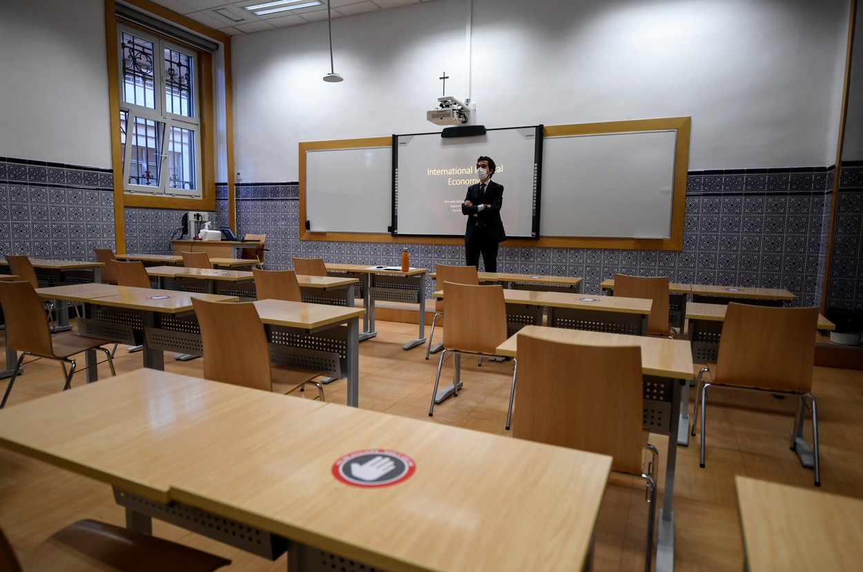 Cu trac în fața camerei din clasă. Ce spune un profesor care nu vrea să fie filmat în timp ce predă