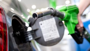 Prețul petrolului se prăbușește. Fluctuațiile arată că pandemia încă își face simțite efectele