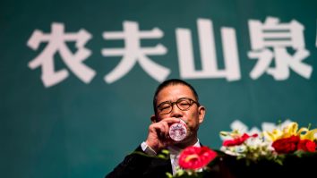 Cel mai bogat om din China este proprietarul unei firme de apă îmbuteliată. La începutul carierei a vândut ciuperci