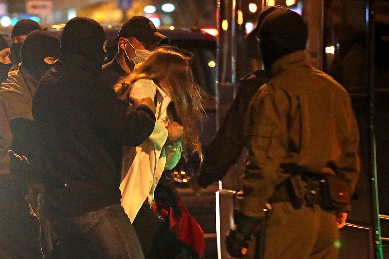 Ziua și arestările în Belarus. Poliția din Belarus a încercat să intre în casa Svetlanei Alexievich