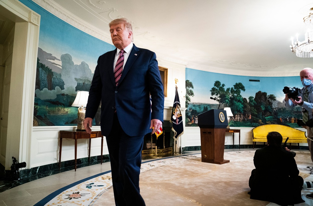 Donald Trump este pus la zid, dar și lăudat după dezvăluirea despre reacția sa la criza Covid-19