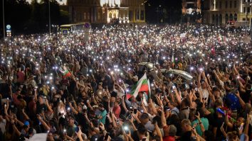 Protestele din Bulgaria continuă. Preşedintele, Rumen Radev, îi susţine pe manifestanți