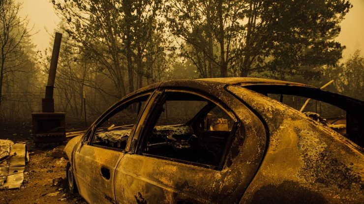 Cel puțin 15 oameni au murit în incendiile de vegetație care au mistuit coasta de vest a SUA