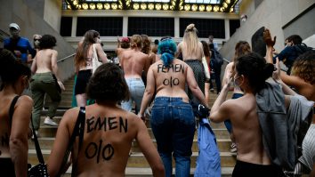 Zeci de femei au protestat în sânii goi la un muzeu din Paris, după ce o alta a fost oprită la intrare din cauza decolteului