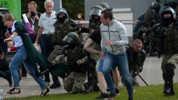 Sute de mii de belaruși au ieșit din nou pe străzi. Unii au fost scoși din mulțime și bătuți