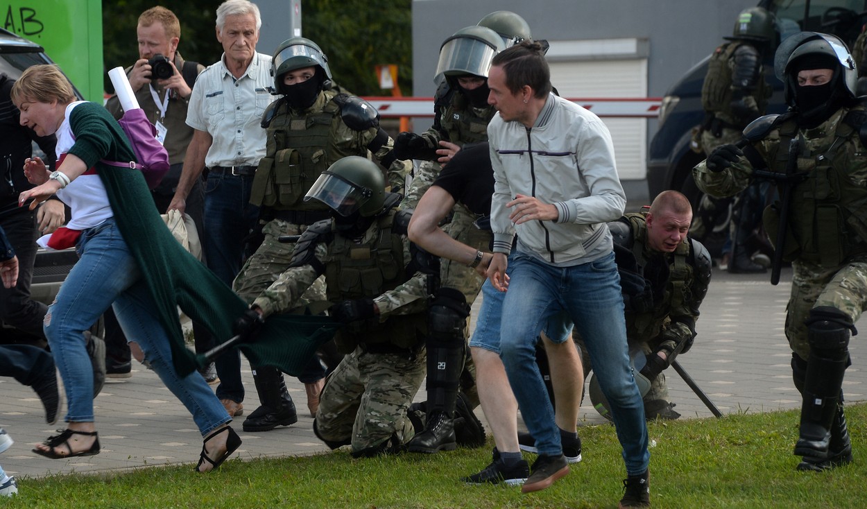 Sute de mii de belaruși au ieșit din nou pe străzi. Unii au fost scoși din mulțime și bătuți