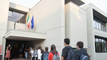 Italienii au uitat de regulile sanitare. Ce au făcut părinții în prima zi de școală