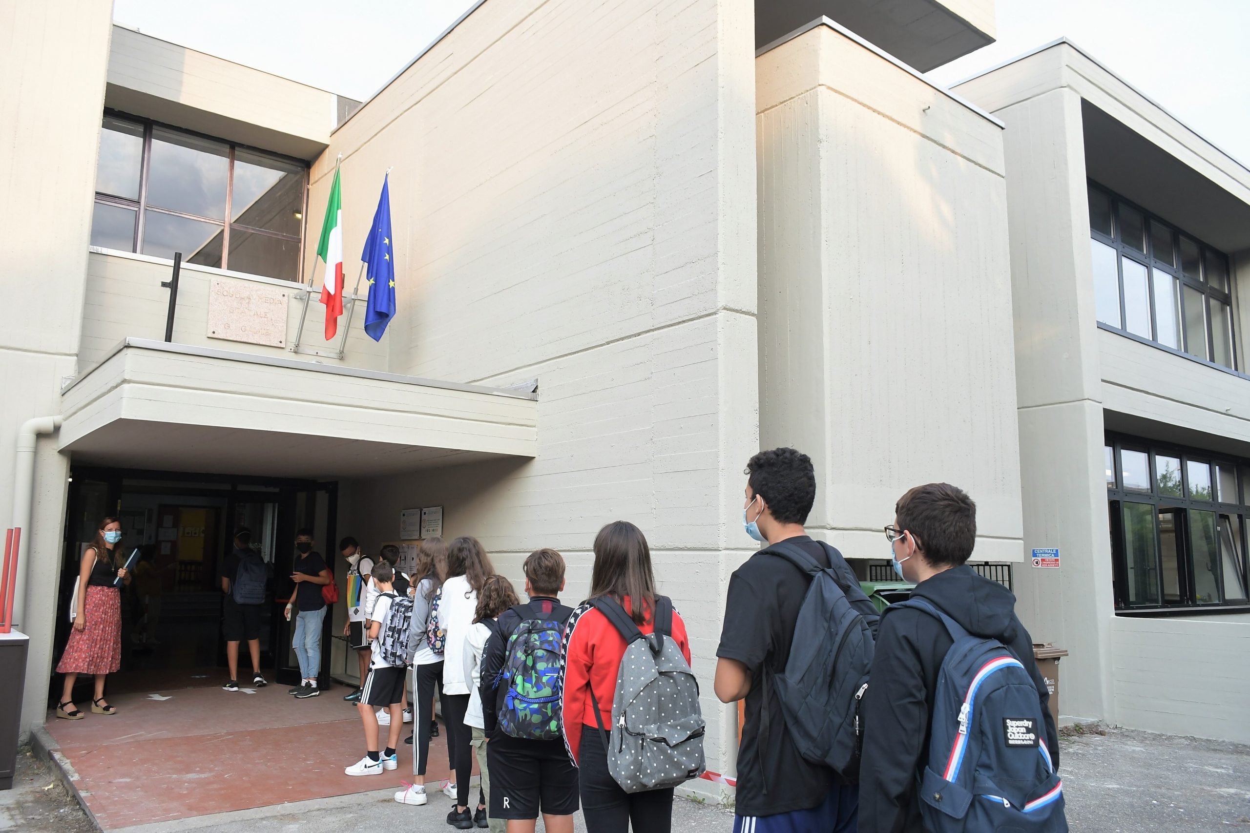 Italienii au uitat de regulile sanitare. Ce au făcut părinții în prima zi de școală