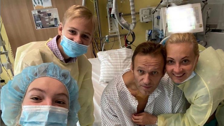 Navalnîi ar fi fost otrăvit în camera hotelului din Tomsk.  Novichok, descoperit într-o sticlă de apă de acolo