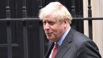 Banii, masca sau distanța. Boris Johnson implementează noi măsuri și sancțiuni