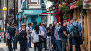 Toamna crește riscul de îmbolnăvire cu Covid-19. Cum influențează comportamentul din sezonul rece transmiterea virusului