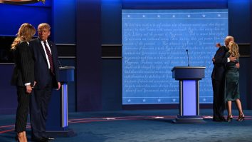 Donald Trump și Joe Biden au intrat în scenă din părți diferite și nu au dat mâna