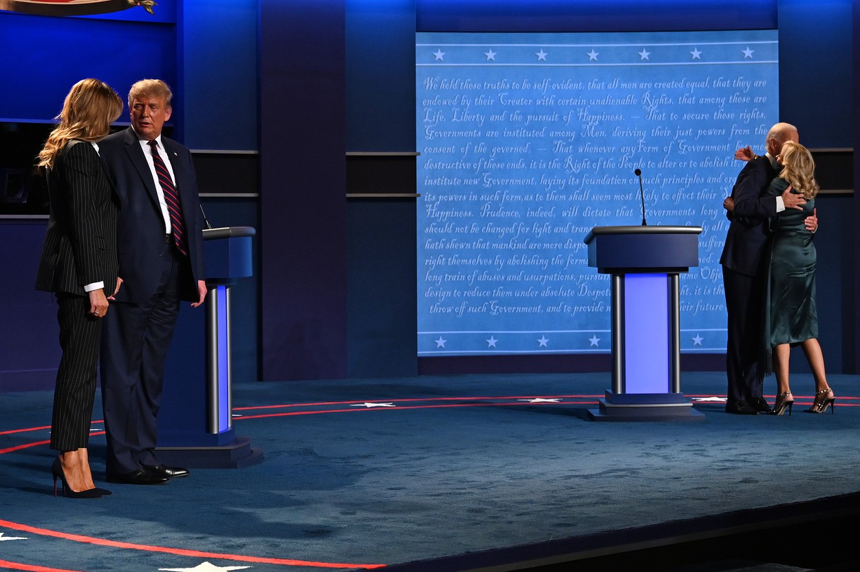 Donald Trump și Joe Biden au intrat în scenă din părți diferite și nu au dat mâna