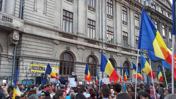 Protest fără măști de protecție în Piața Universității. Manifestanții nu sunt de acord cu măsurile sanitare impuse de autorități