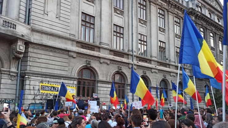 Protest fără măști de protecție în Piața Universității. Manifestanții nu sunt de acord cu măsurile sanitare impuse de autorități