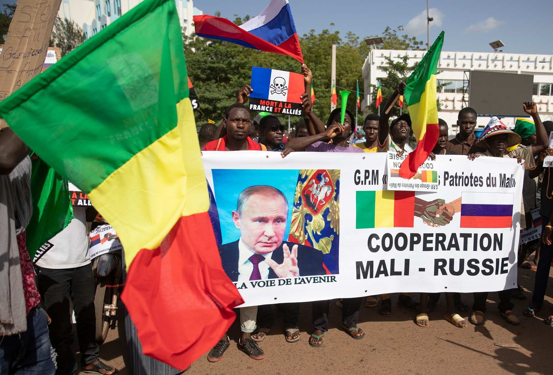 Sute de oameni din Mali au strigat „Moartea Franței” și „Trăiască Rusia”. Acolo se află 120 de soldați români