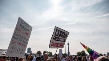 „Corona-rebelii“ care nu cred că pandemia este reală. Sute de oameni au protestat în Germania