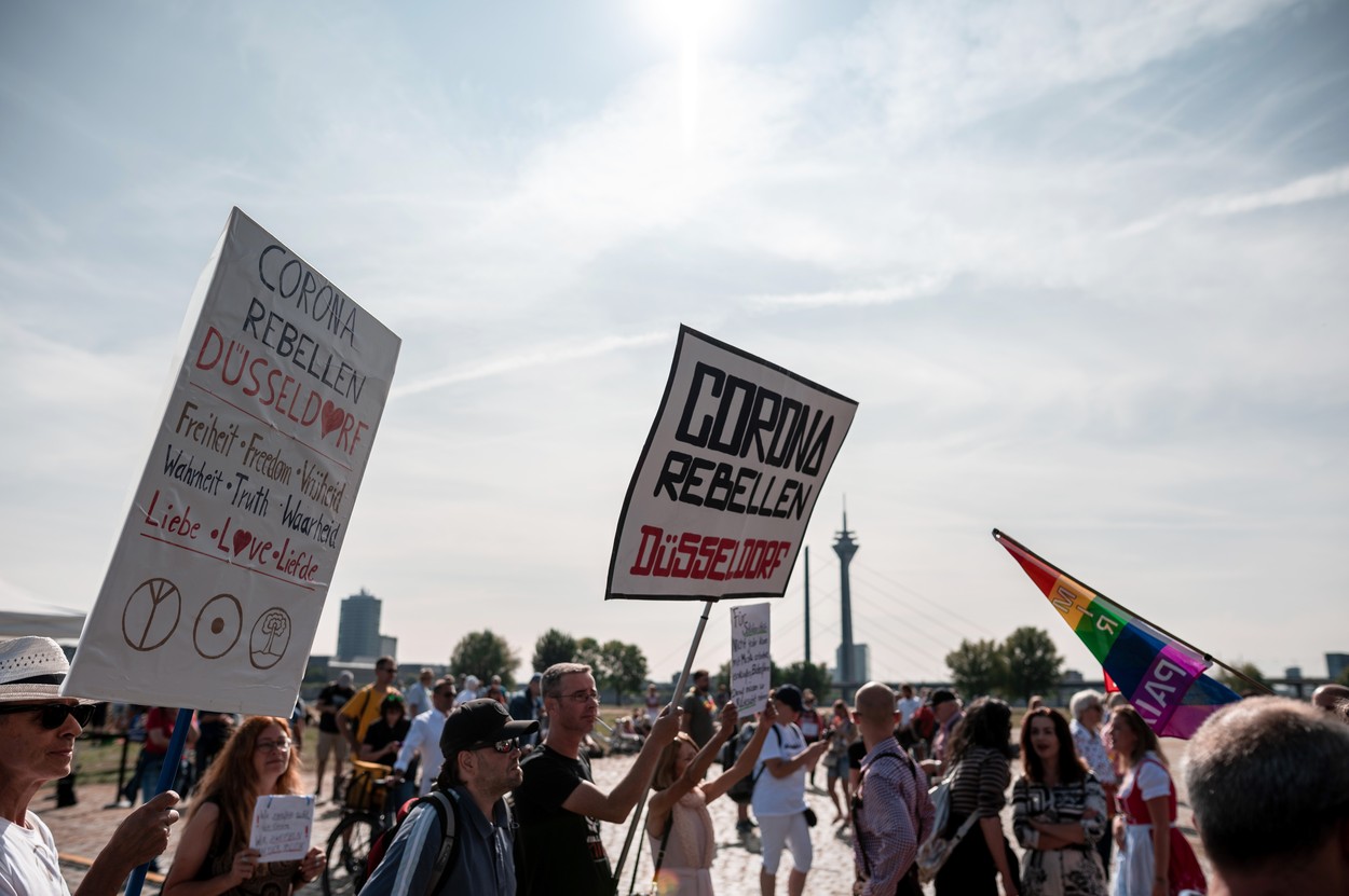 „Corona-rebelii“ care nu cred că pandemia este reală. Sute de oameni au protestat în Germania