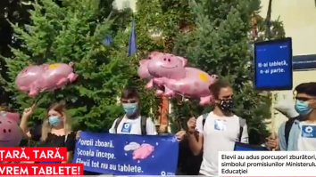 Elevii au protestat în fața Ministerului Educației: Vrem tablete, internet şi educaţie de calitate