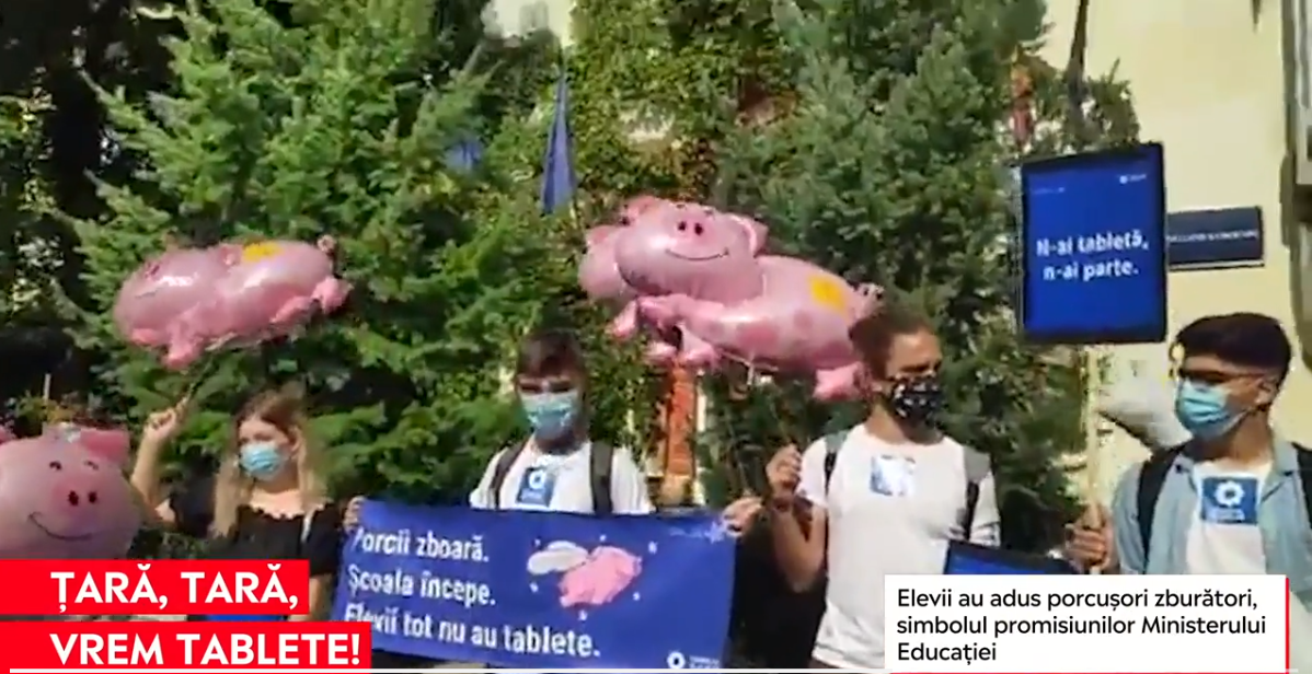 Elevii au protestat în fața Ministerului Educației: Vrem tablete, internet şi educaţie de calitate