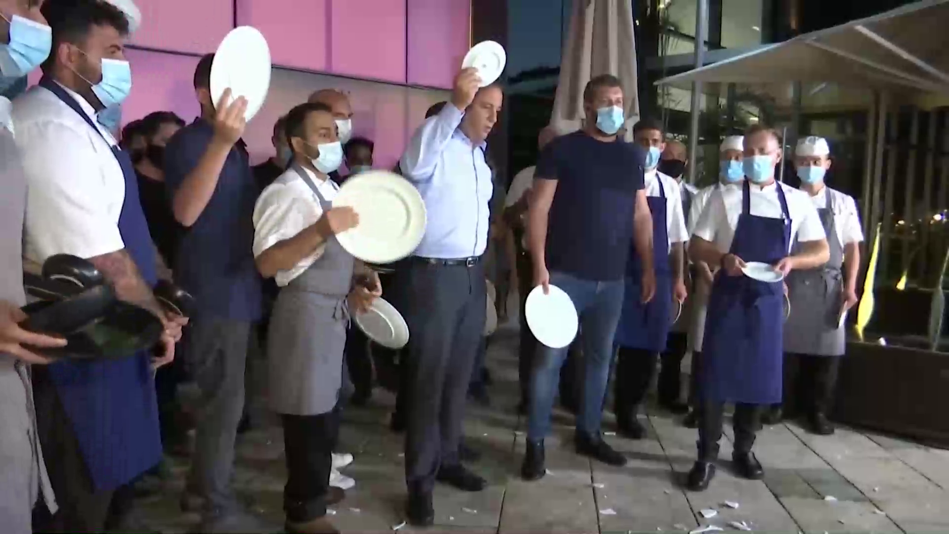 Zeci de proprietari de restaurante din Tel Aviv au spart farfurii în semn de protest