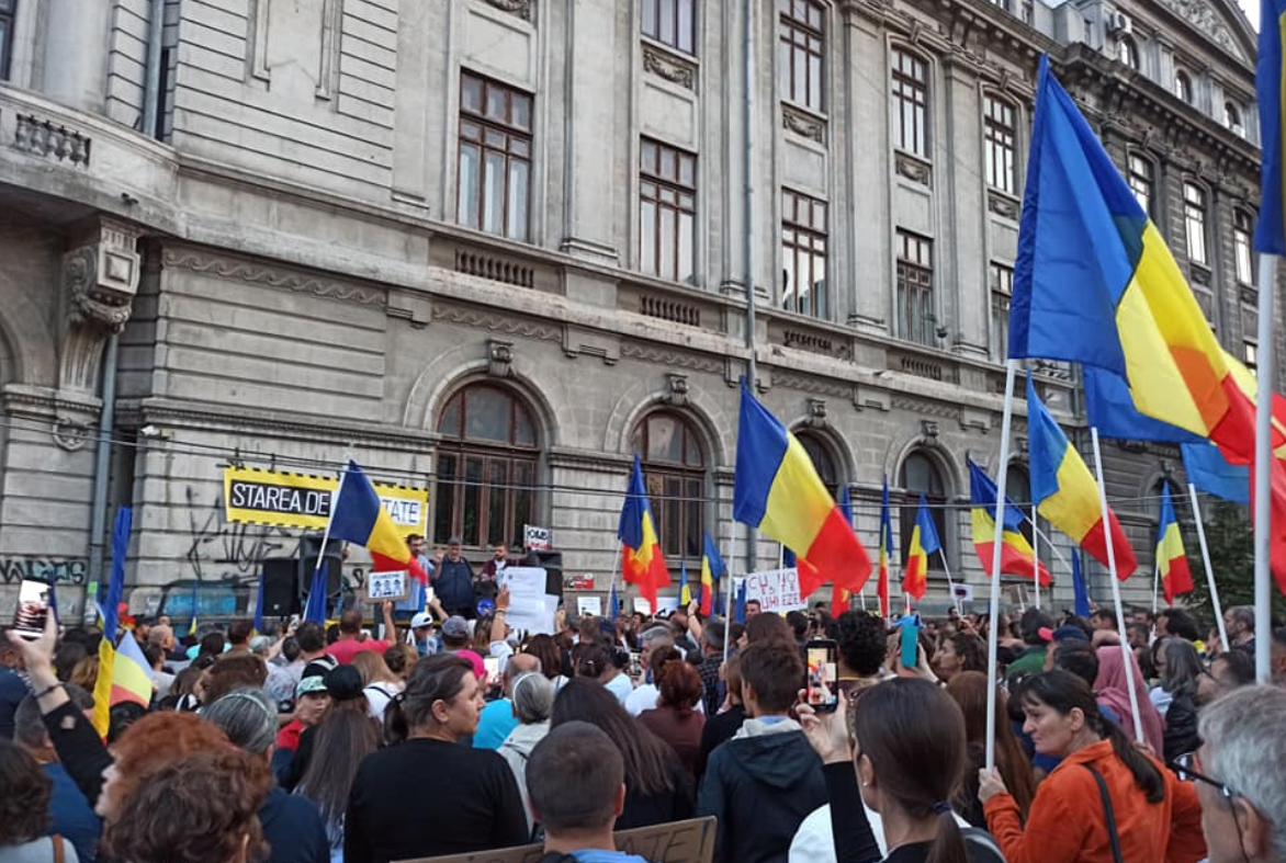 Protest fără măști de protecție în Piața Universității. Manifestanții nu sunt de acord cu măsurile sanitare impuse de autorități