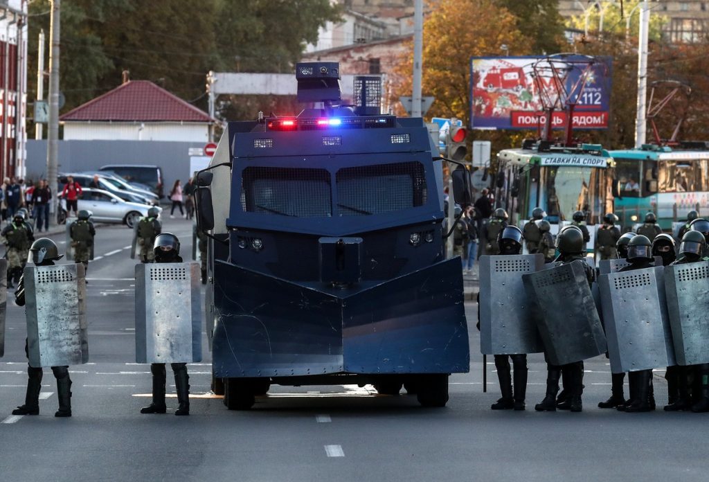 Belarus a intrat în a șaptea săptămână de proteste: tunuri de apă, bariere din sârmă ghimpată și transport blindat