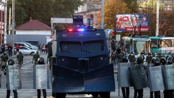 Belarus a intrat în a șaptea săptămână de proteste: tunuri de apă, bariere din sârmă ghimpată și transport blindat