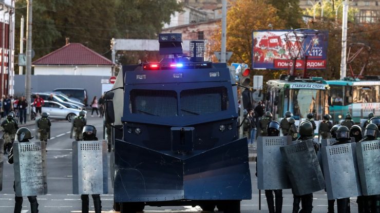 Belarus a intrat în a șaptea săptămână de proteste: tunuri de apă, bariere din sârmă ghimpată și transport blindat