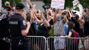 Protestele din SUA se amplifică. Mai mulți protestatari au fost arestați