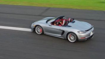 Adolecenta care a doborât recordul mondial de slalom printre 50 de conuri cu un Porsche 718 Spyder