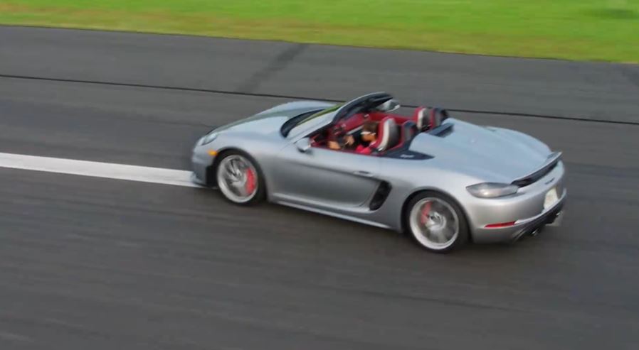 Adolecenta care a doborât recordul mondial de slalom printre 50 de conuri cu un Porsche 718 Spyder