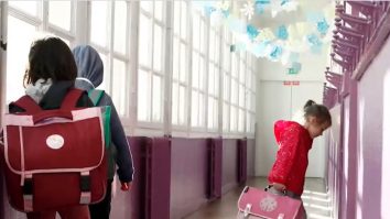 Clopoțelul sună pentru adaptare. Cum spun experții că ar trebui să le explicăm copiilor noile reguli