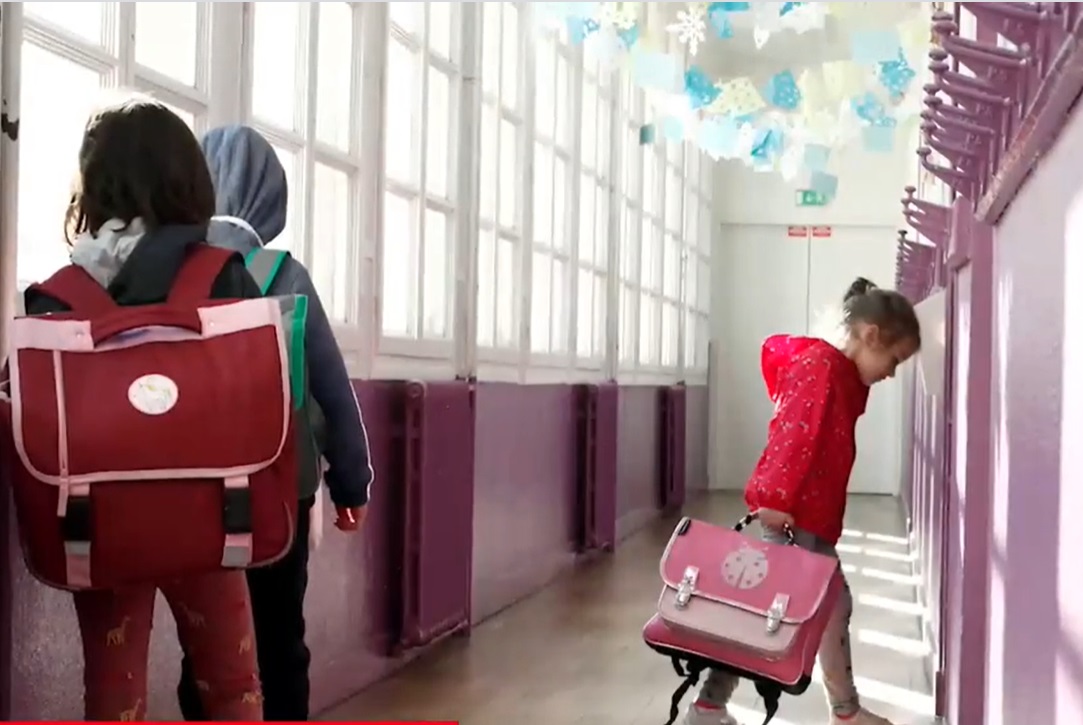 Clopoțelul sună pentru adaptare. Cum spun experții că ar trebui să le explicăm copiilor noile reguli