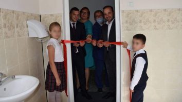 Politicienii din Republica Moldova au inaugurat un WC de la o școală gimnazială. Au fost așteptați cu pâine și sare