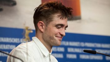 Filmările pentru „The Batman” au fost reluate. Robert Pattinson a ieșit din carantină