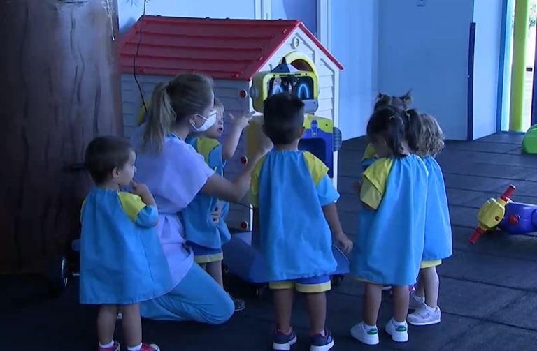 Cum verifică un robot sănătatea copiilor de la o grădiniță din Spania