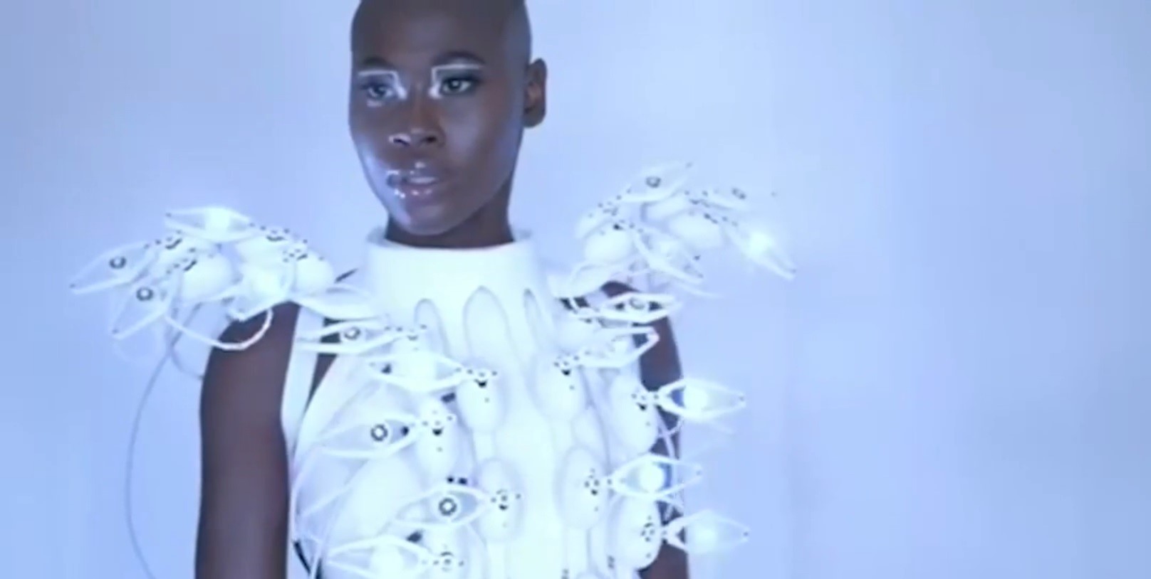 Rochia care spune ce gândești. Își schimbă forma și culoarea în funcție de starea pe care o ai