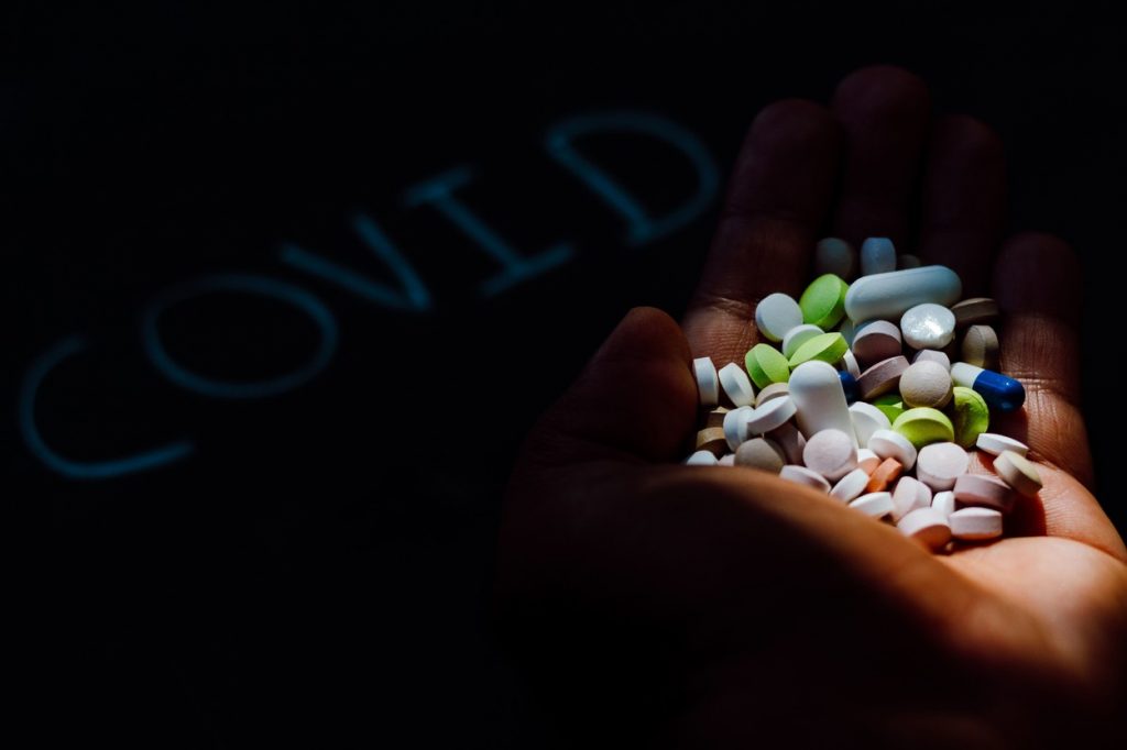 Rusia aprobă primul medicament împotriva COVID-19. Specialiștii sunt reticenți